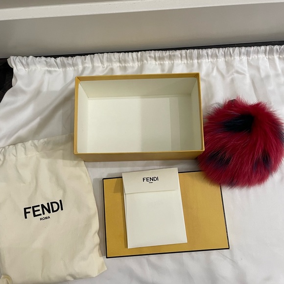 Fendi fur key chain - Picture 4 of 9